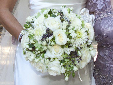 12 maxi mixed flowers green white bouquet