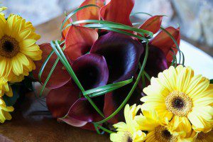 7 burgundy calla lillies and beargrass