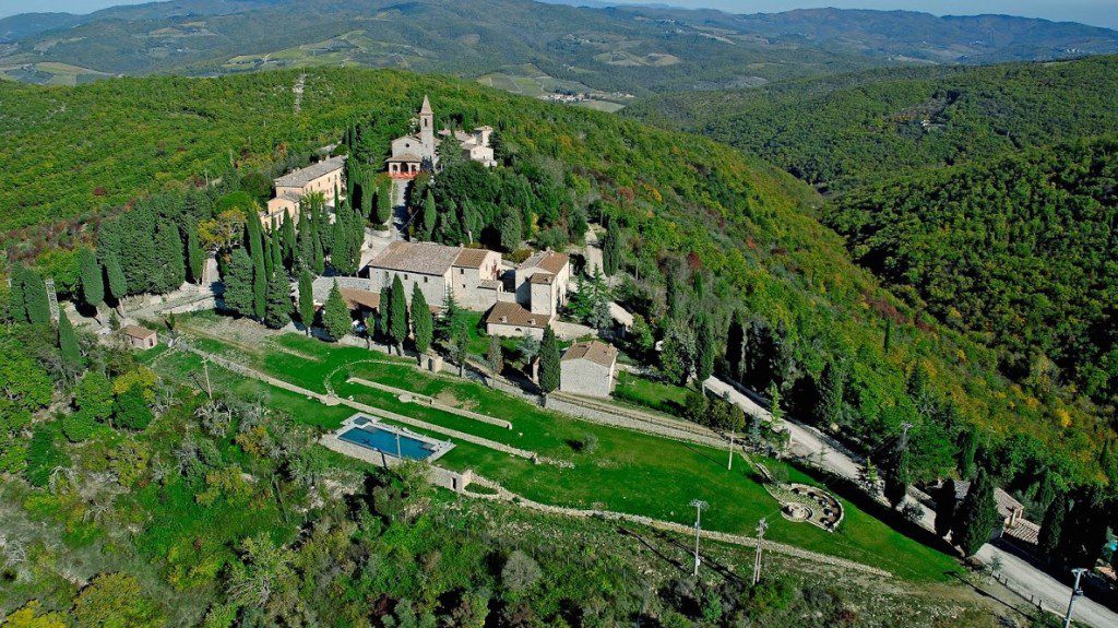 vineyard wedding hamlet in tuscany aerial view2
