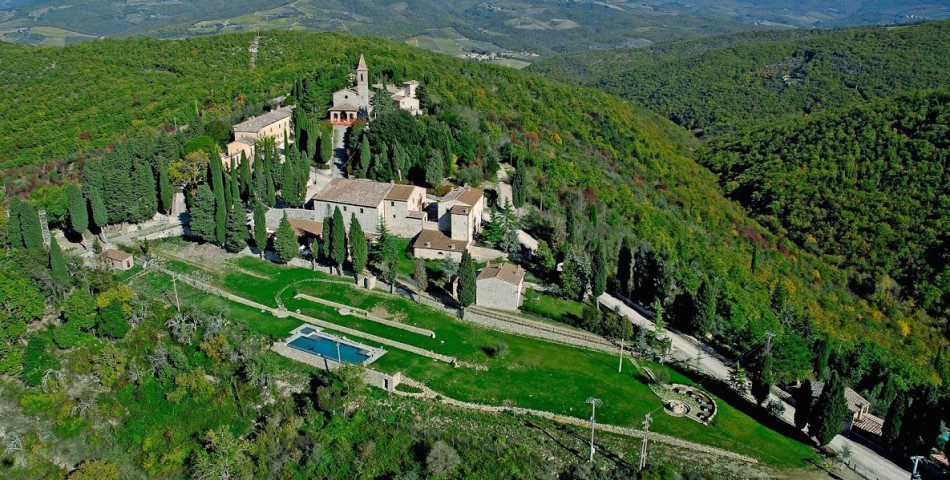 vineyard wedding hamlet in tuscany aerial view2