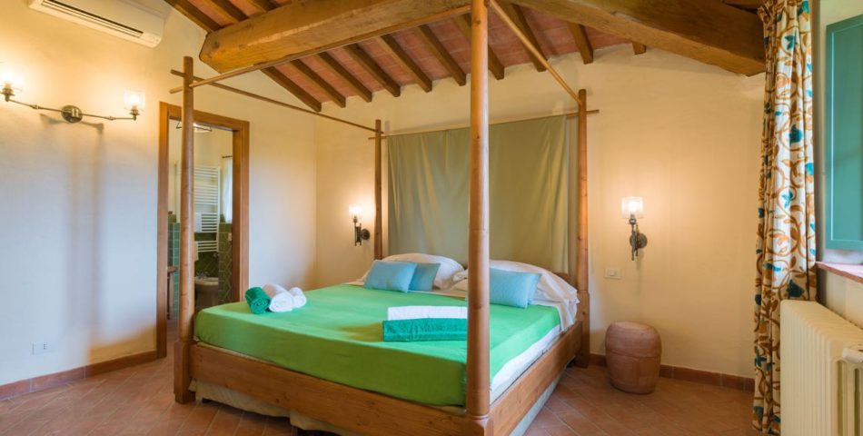 tuscan villa pupillo double bedroom 1