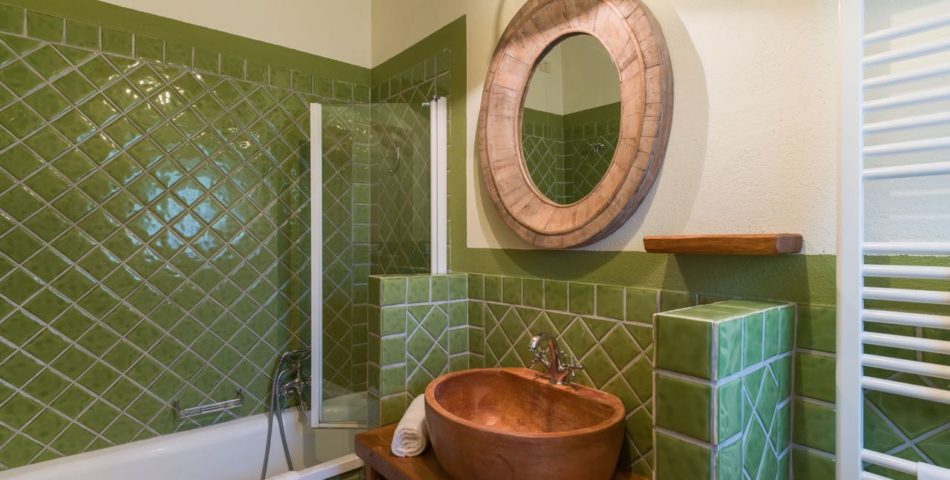 tuscany villa pupillo bathroom with bathtub 1