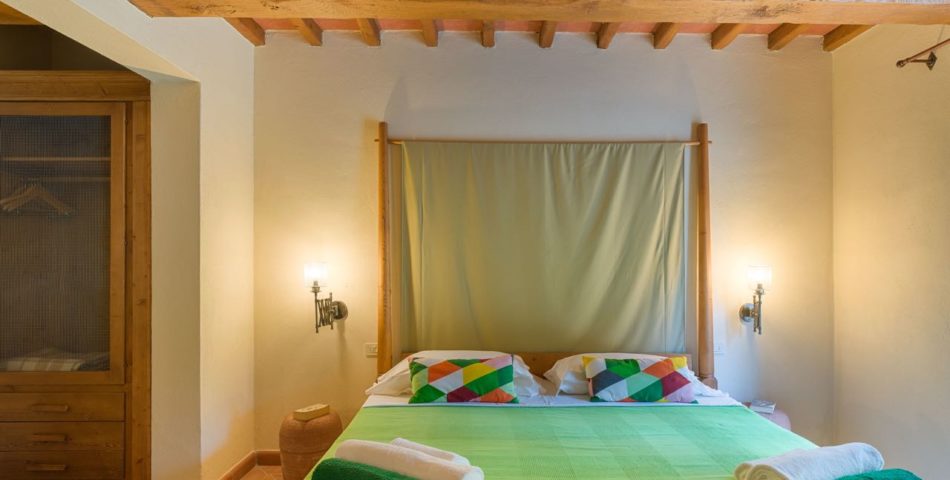 tuscany villa pupillo double bedroom 1