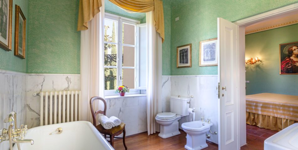6 bedroom luxury villa in lucca bathroom 2a