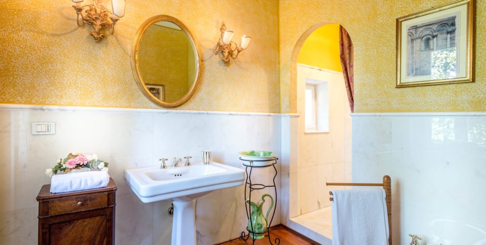 6 bedroom luxury villa in lucca bathroom 3