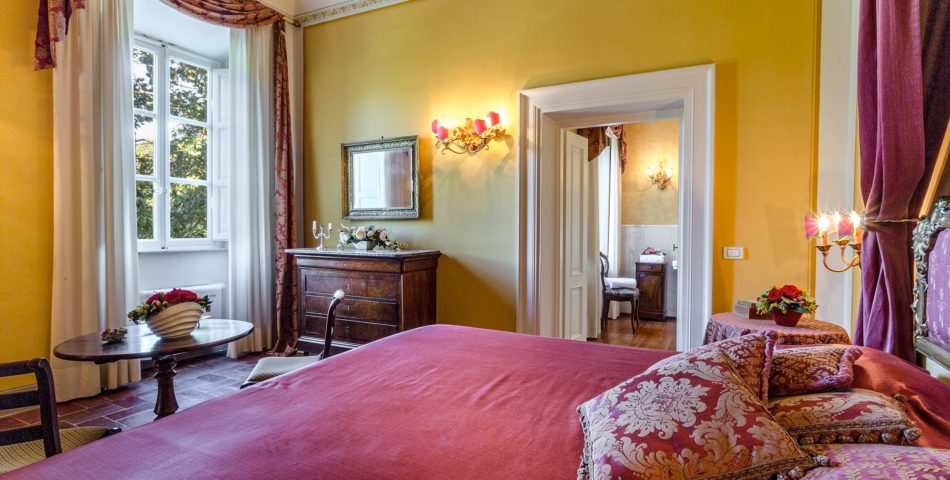 Luxury Villa Rental in Lucca bedroom with ensuite bathroom 3