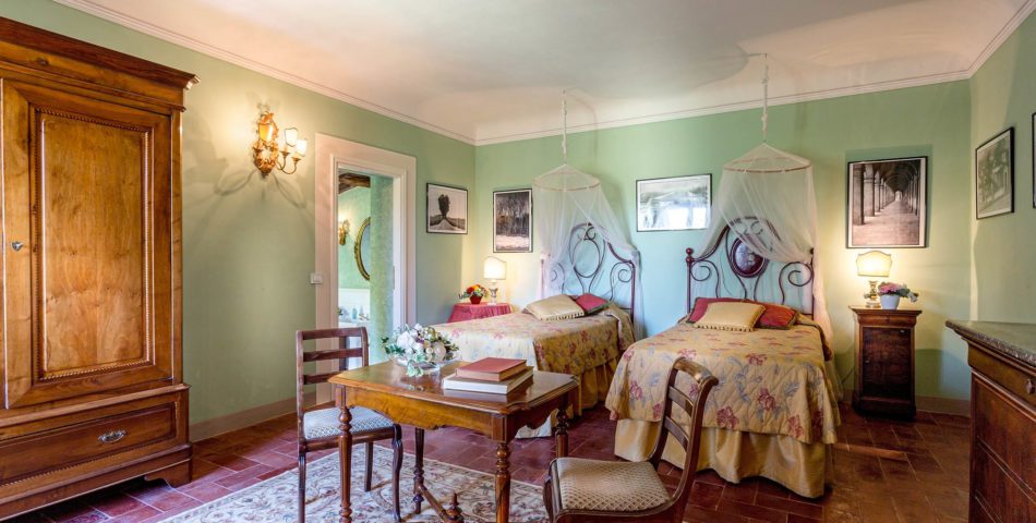 Luxury Villa Rental in Lucca bedroom with ensuite bathroom 4 1