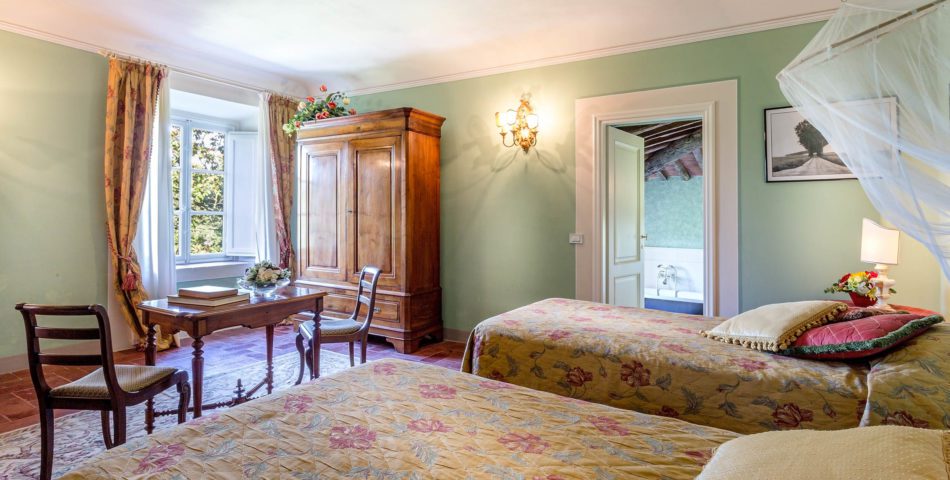 Luxury Villa Rental in Lucca bedroom with ensuite bathroom 4a 1