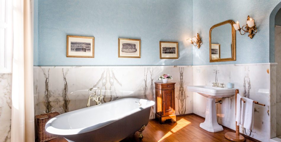 Villa Boschiglia 6 Bedroom Lucca Air Conditioned Villa bathroom with clawfooted tub