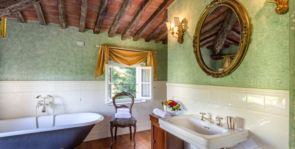 Villa Boschiglia 6 Bedroom Lucca Air Conditioned Villa bathroom with tub bathroom 4