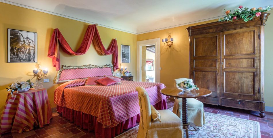 Villa Boschiglia 6 Bedroom Lucca Air Conditioned Villa luxurious bedroom suite with en suite bath
