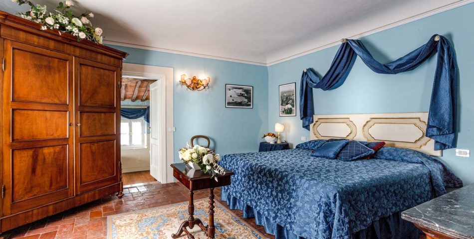 Villa Boschiglia 6 Bedroom Lucca Air Conditioned Villa matrimonial bedroom with ensuite bath
