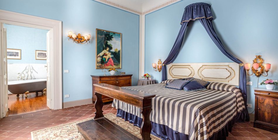 Villa Boschiglia 6 bedroom Lucca Air Conditioned VIlla elegant doube bedroom