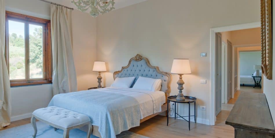 5 bedroom luxury villa in tuscany master bedroom