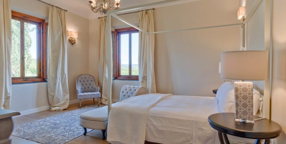 5 bedroom villa in the tuscan countryside masterbedroom