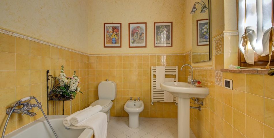 5 bedroom villa in lucca tuscany bathroom