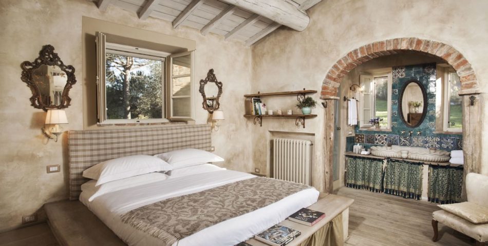luxury 12 bedroom estate for small wedding in Montepulciano Pino bedroom