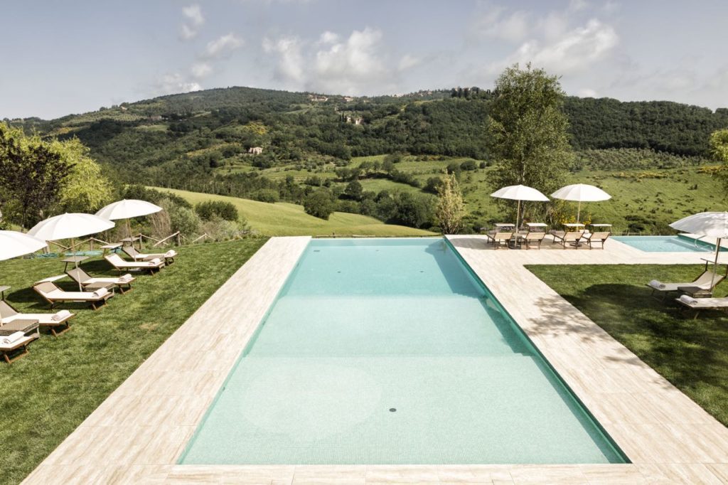 luxury Montepulciano wedding villa for intimate wedding in montepulciano pool