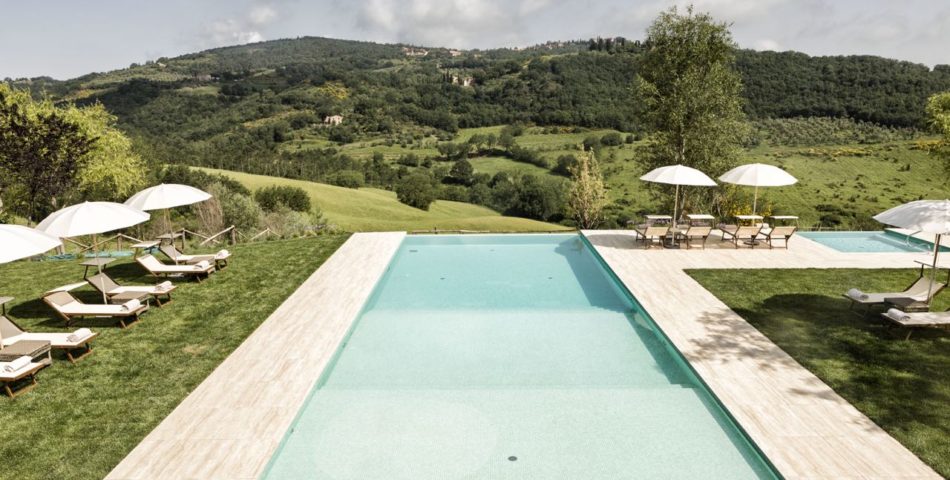 luxury Montepulciano wedding villa for intimate wedding in montepulciano pool