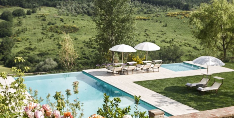 vineyard estate for weddings in Montepulciano pool