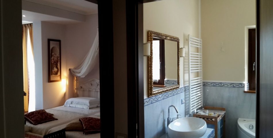 montepulciano luxury villa twin bedroom