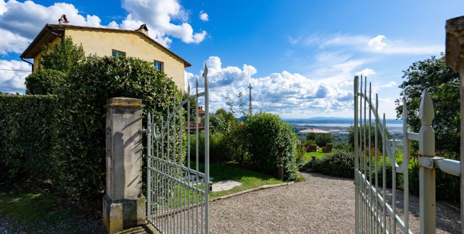 4 bedroom villa in lucca with view gate
