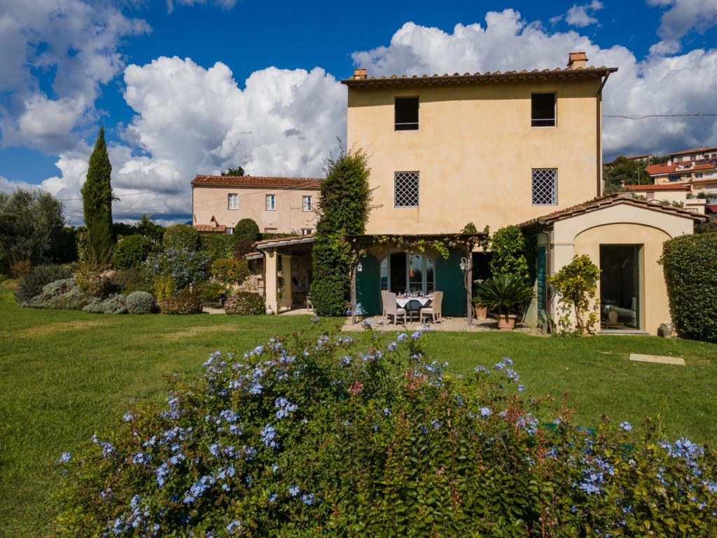 casale serena view of the front facade of the villa