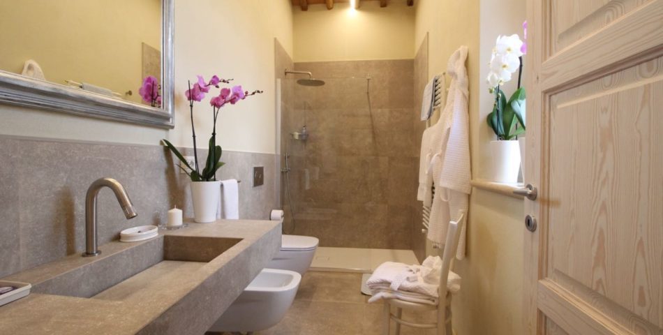 5 bedroom luxury villa near siena bathroom