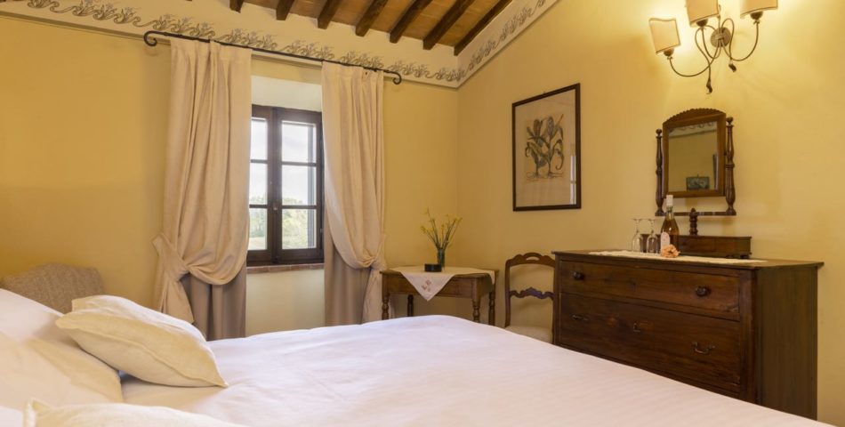 authentic tuscan villa for 28 people bedroom