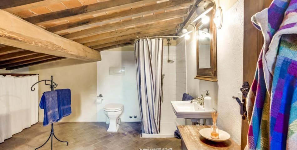 montalcino air conditioned villa bathroom first floor