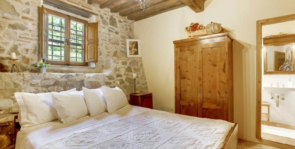 montalcino air conditioned villa bedroom ensuite