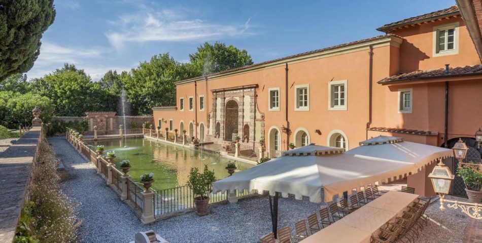 Luxury villa in Lucca for rent with fountain