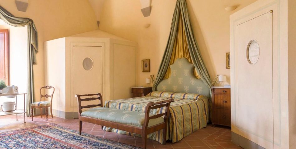 Rent a caste in tuscany bedroom