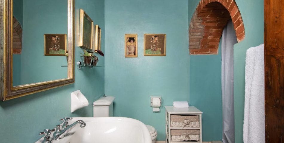 villa felciai blu bathroom