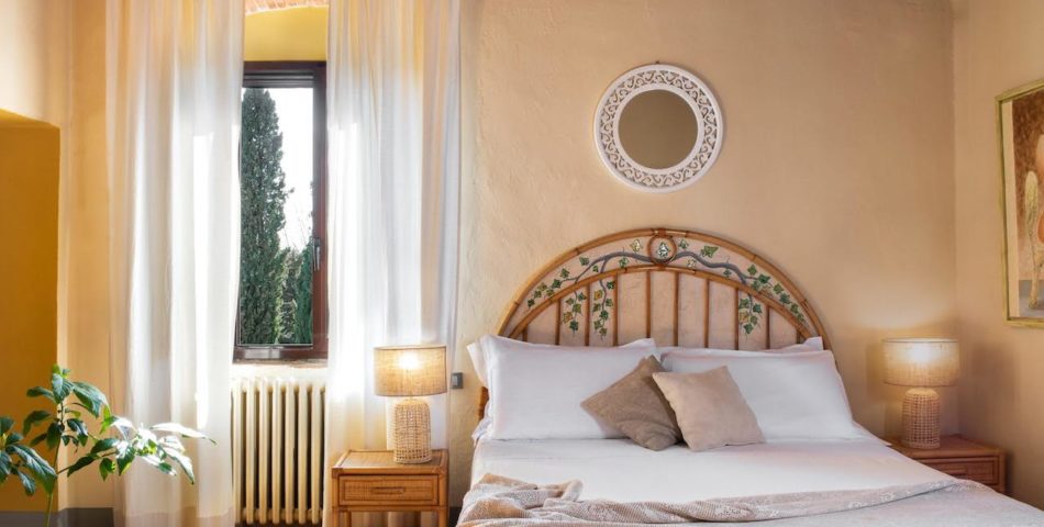 villa felciai double bedroom linen and vines