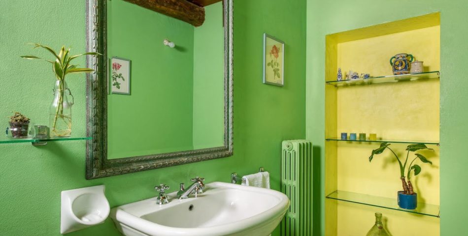 villa felciai green bathroom