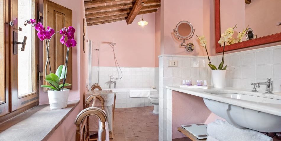 22 Villa Chiusarella Pink bathroom