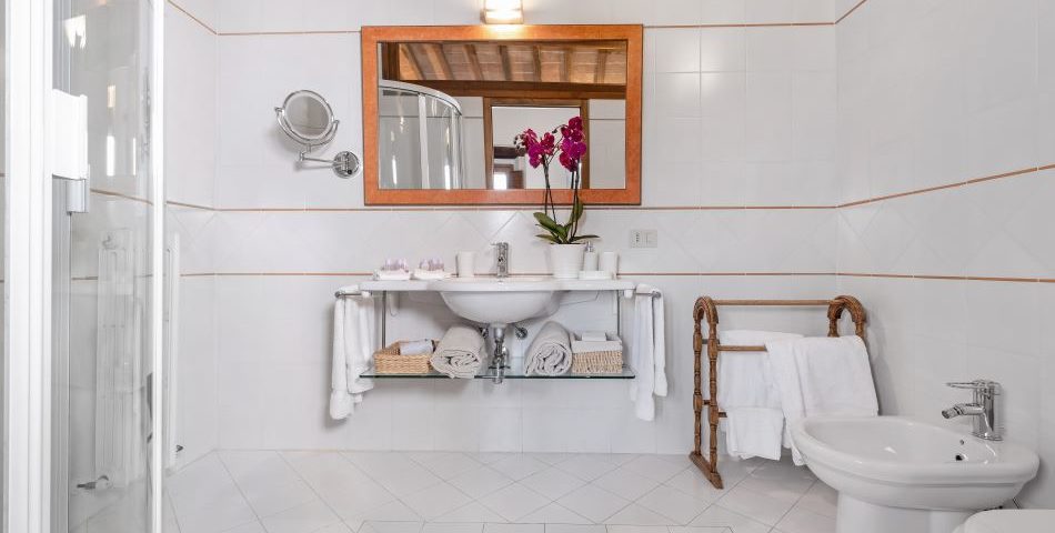 24 Villa Chiusarella white bathroom
