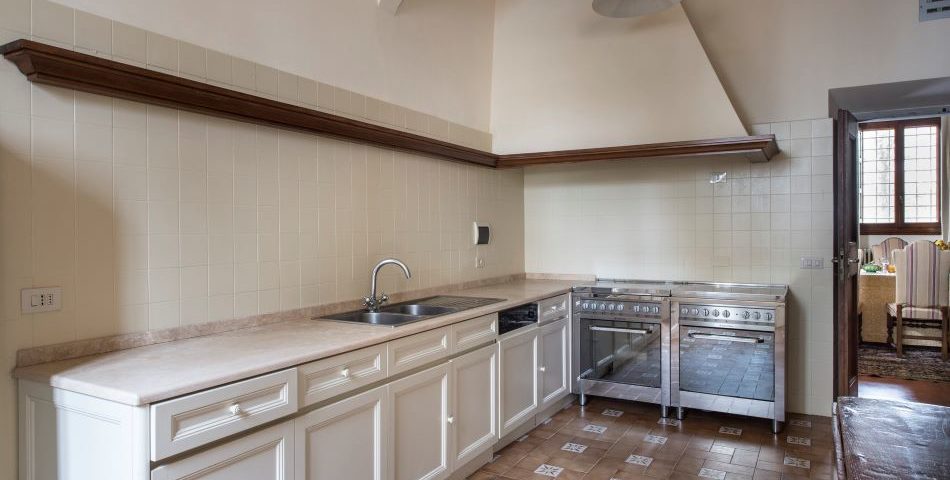 Large villa for rent in Tuscany kitchen