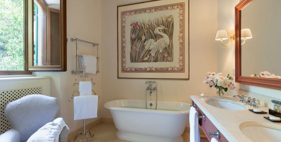 Large villa in Tuscany for rent bathroom with bathtub