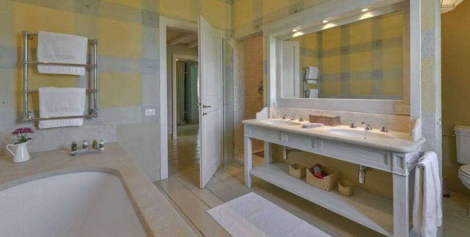 Villa Maremma Tuscany shared bathroom room