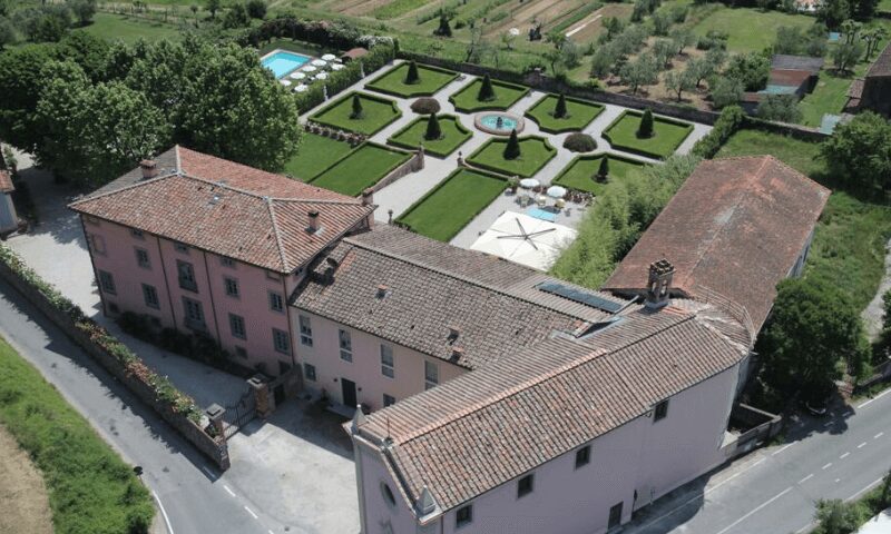 Luxury villa Italy garden and fountain
