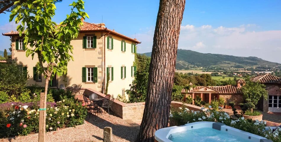Villa Laura Cortona jacuzzi with a view