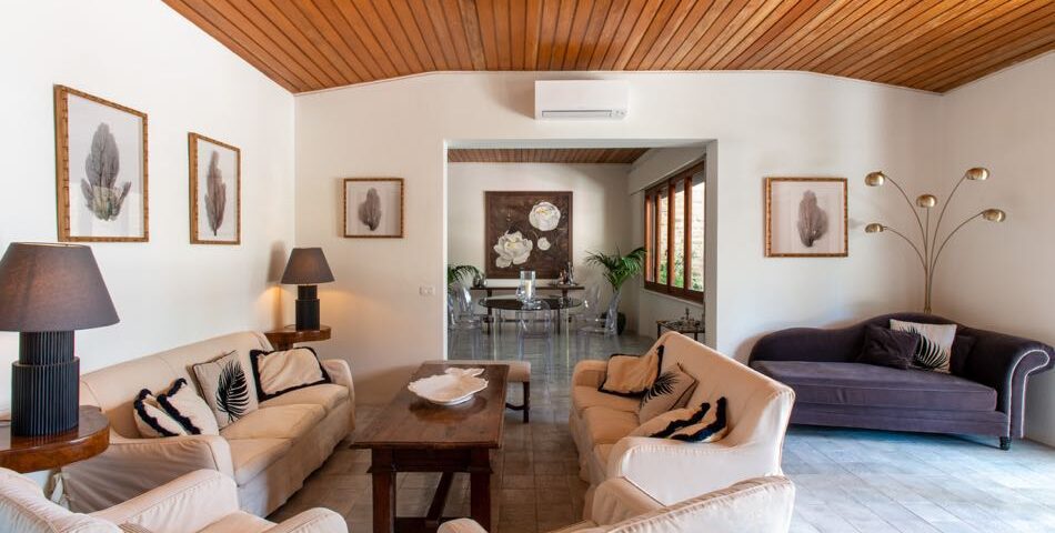 10 Ferragamo villa in Roccamare I gerani LIving room 001