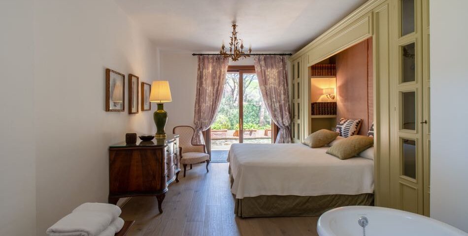 20 Luxury villa in Roccamare sleeping 14 Bedroom jpg
