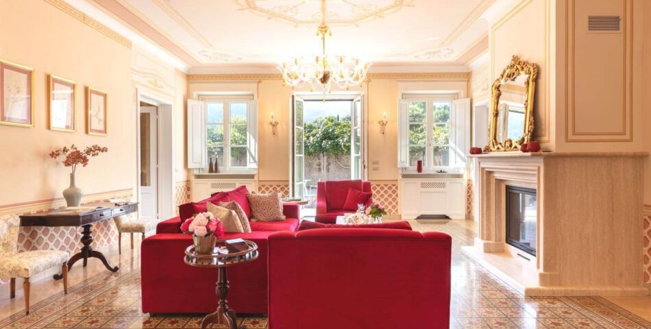 Luxury villa near Lucca red living room1