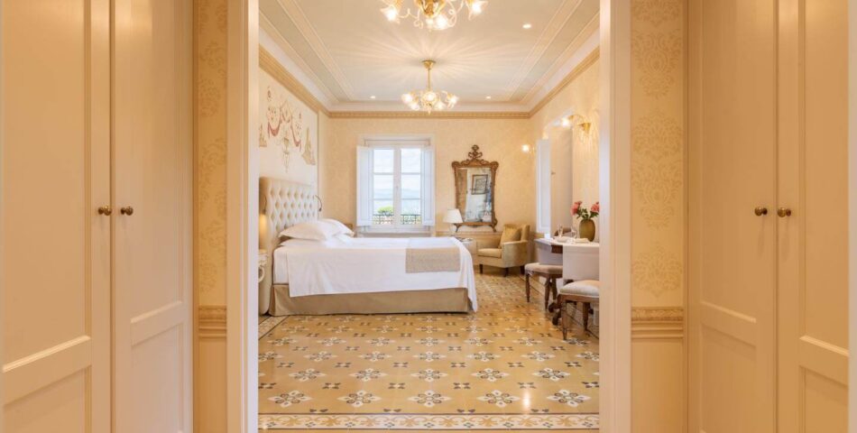 Luxury villa with staff Lucca masterbedroom