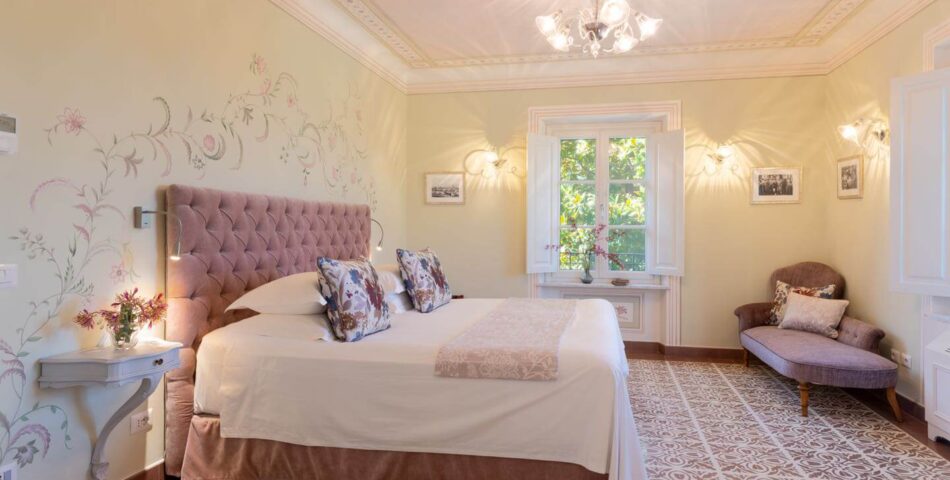 Villa in Lucca sleeping 12 pinkroom