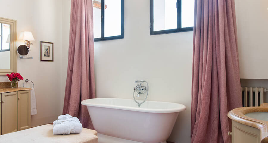 Florentine Villa in Tuscany Bathroom Tub